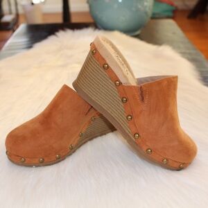 Cheeks Fit Body, slip on high wedge Studded Clogs, Mules size 7